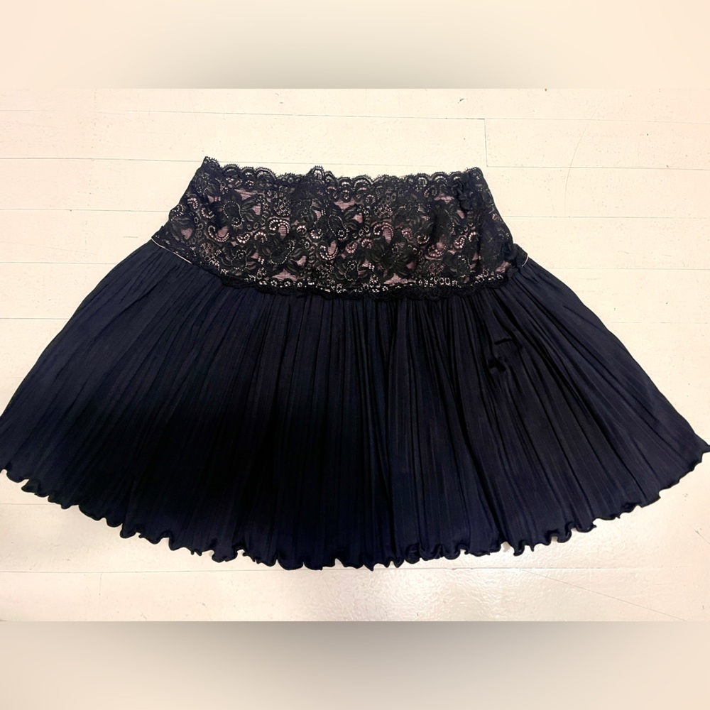 Flowy, black skirt with pink detail lace. Stretch. Size S